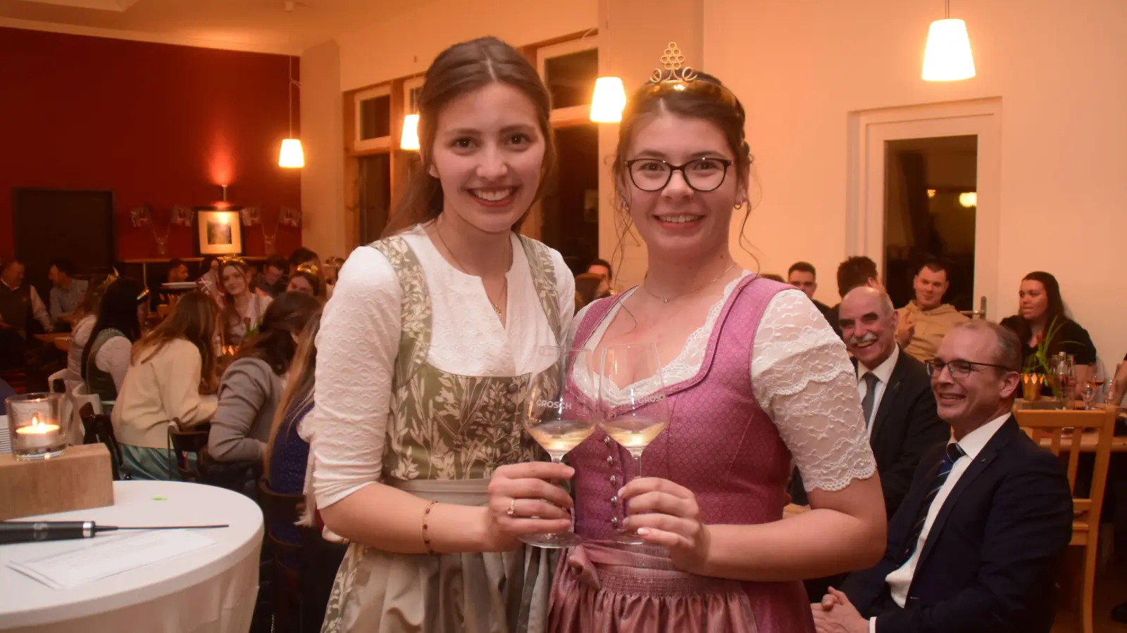 Anne Gümpelein (links) krönte Nina Endres zur neuen Weinprinzessin des Oberen Ehegrundes und stieß mit ihr auf eine erlebnisreiche Amtszeit an. (Foto: Gerhard Krämer)