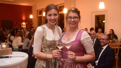 Anne Gümpelein (links) krönte Nina Endres zur neuen Weinprinzessin des Oberen Ehegrundes und stieß mit ihr auf eine erlebnisreiche Amtszeit an. (Foto: Gerhard Krämer)