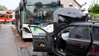 Ein Auto und ein Linienbus stehen nach einem Unfall auf der Straße. (Foto: Friedrich/Vifogra/dpa)