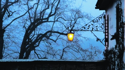 Straßenbeleuchtung in Rothenburg: Mehrere Städte in Westmittelfranken nehmen am 23. März 2024 an der „Earth Hour” teil und schalten Teile der öffentlichen Beleuchtung ab. (Foto: Clarissa Kleinschrot)