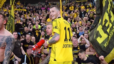 Dortmunds Marco Reus (M) jubelt mit den mitgereisten Fans über den Einzug ins Champions-League-Finale. (Foto: Robert Michael/dpa)