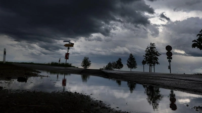 Bislang kämpften vor allem Menschen im Saarland und Rheinland-Pfalz gegen Hochwasser und Überschwemmungen - nun könnten die Unwetterfolgen auch andere Regionen treffen. (Foto: Karl-Josef Hildenbrand/dpa)