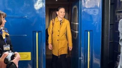 Außenministerin Annalena Baerbock wird bei der Ankunft am Bahnhof Kiew vom deutschen Botschafter Martin Jäger und einer Vertreterin des ukrainischen Protokolls empfangen. (Foto: Jörg Blank/dpa)
