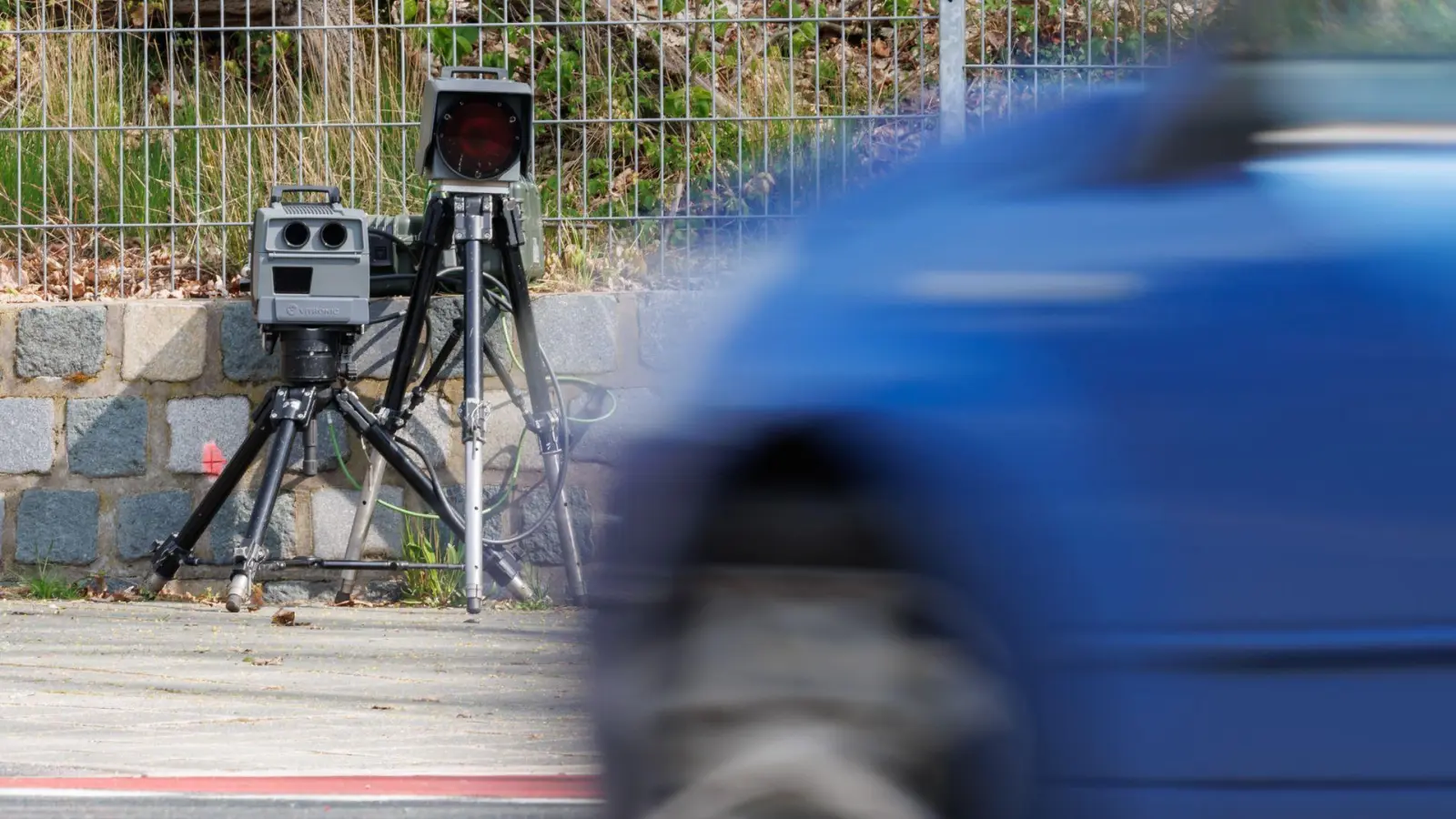 Ein System zur Geschwindigkeitsmessung steht in einer Tempo-30-Zone am Straßenrand. (Foto: Daniel Karmann/dpa/Symbolbild)