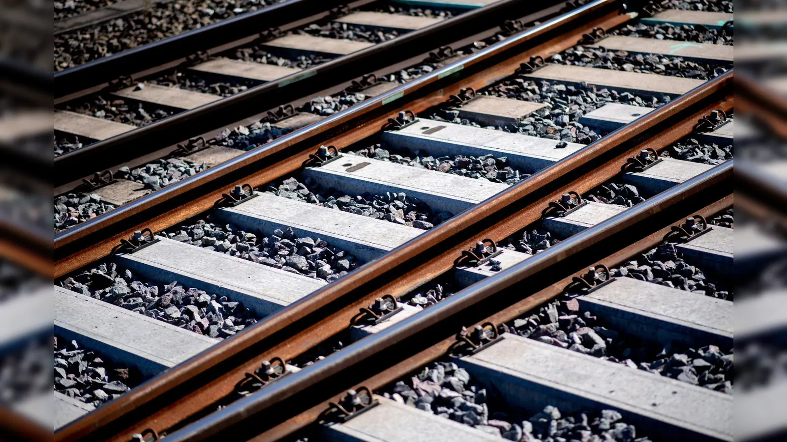 Gleise sind an einem Bahnhof im Schotterbett verlegt. (Foto: Hauke-Christian Dittrich/dpa/Symbolbild)
