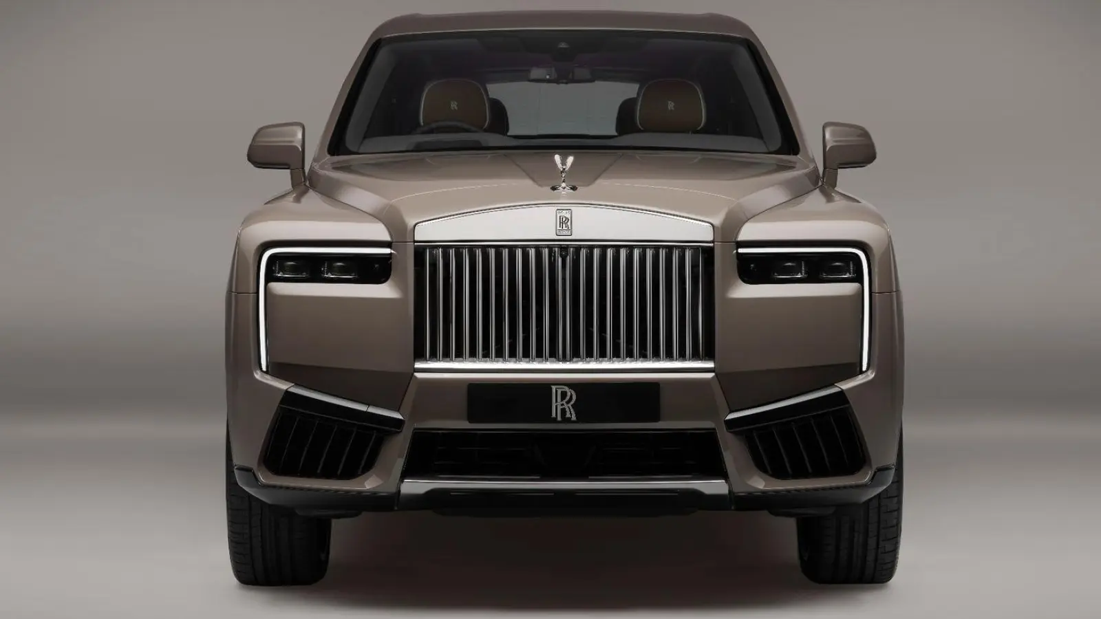 Das Update des Rolls-Royce Cullinan fährt unter anderem mit neu gestalteten Kabinen-Details vor. (Foto: rolls-roycemotorcars/rolls-roycemotorcars/dpa)