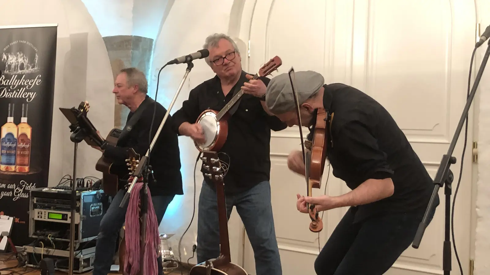 Die Black Velvet Band aus Würzburg sorgte im Dinkelsbühler Konzertsaal für irische Stimmung. Dort war ein Abend dem Nationalfeiertag der Insel gewidmet. (Foto: Verena Dudichum)