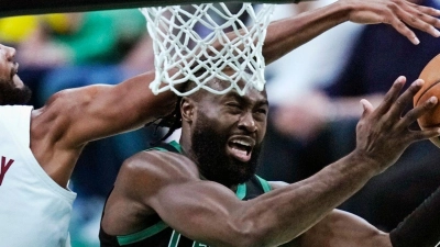 Jaylen Brown (r) von den Boston Celtics zieht zum Korb der Cleveland Cavaliers. (Foto: Charles Krupa/AP)