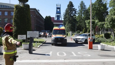 Ein Krankenwagen verlässt das Kohlebergwerk Myslowice-Wesola. (Foto: Kasia Zaremba-Majcher/AP/dpa)