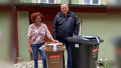 Gudrun Berger, zuständig für die Abfallwirtschaft der Stadt, zeigt mit Stadtbaudirektor Michael Knappe die neuen Tonnen. (Foto: Clarissa Kleinschrot)