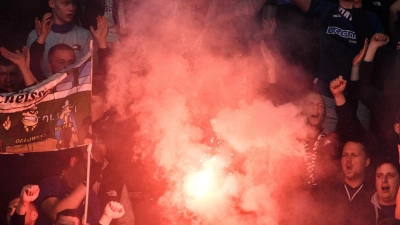 Fußballfans zünden Pyrotechnik im Stadion. (Foto: Swen Pförtner/dpa)