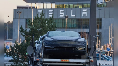 Bei Tesla in Grünheide sind laut dem Unternehmen deutlich weniger als 3000 Arbeitsplätze vom Stellenabbau betroffen. (Foto: Jörg Carstensen/dpa)