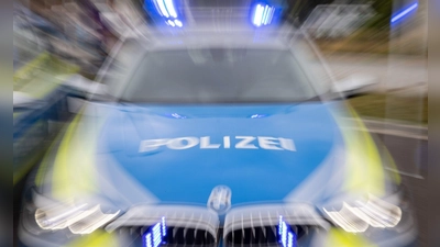 Die Kriminalpolizei ermittelt nach dem Überfall auf einen zwölfjährigen Jungen in Dinkelsbühl. (Symbolbild: Daniel Karmann/dpa)