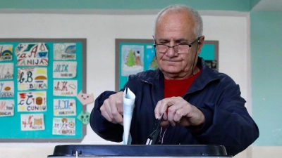 Ein Bürger Nordmazedoniens gibt bei der ersten Runde der Präsidentschaftswahl am 24. April in einem Wahllokal in Skopje seine Stimme ab. Heute findet die Stichwahl statt (Archivbild). (Foto: Boris Grdanoski/AP/dpa)