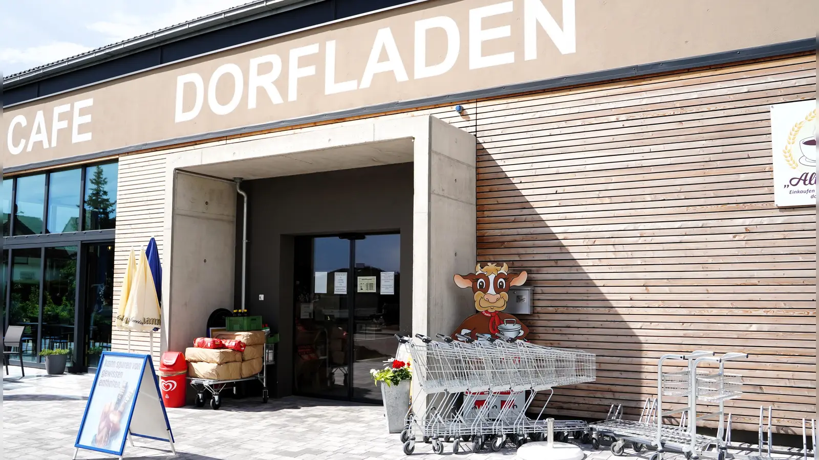 Nicht nur für den Lebensmitteleinkauf wird der Dorfladen genutzt. Mit seinem Café und der Außenterrasse hat er sich auch zu einem beliebten Treffpunkt im Ort entwickelt. (Foto: Simone Hedler)