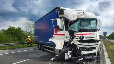 Nach dem Unfall ging bis zur Bergung der Lkw erst mal nichts mehr auf der A7 in Richtung Würzburg. (Foto: privat)