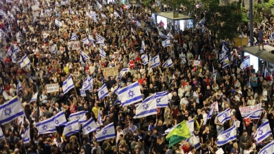 Zu Tausenden gingen Angehörige von Geiseln und ihre Unterstützer in Tel Aviv auf die Straße um Druck auf die eigene Regierung auszuüben. (Foto: Ilia Yefimovich/dpa)