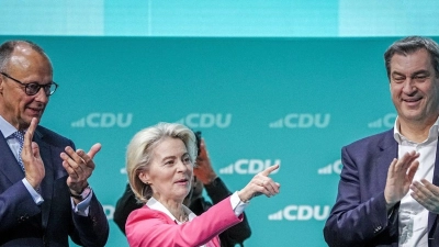 CDU-Chef Friedrich Merz (l, CDU), EU-Kommissionspräsidentin Ursula von der Leyen und CSU-Chef Markus Söder stehen beim CDU-Bundesparteitag gemeinsam auf dem Podium. (Foto: Kay Nietfeld/dpa)