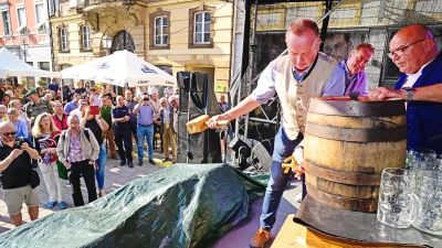So wie schon 2023 sticht OB Thomas Deffner auch dieses Jahr das erste Fass Bier am Martin-Luther-Platz an. (Archivbild: Jim Albright)