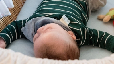 Etwa eines von 1000 Neugeborenen hat eine angeborene Schwerhörigkeit oder Taubheit. (Foto: Andrea Warnecke/dpa-tmn/dpa)