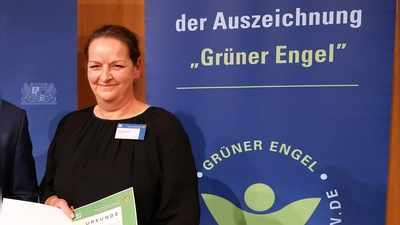 Simone Dietrich erhielt den Grünen Engel.  (Foto: Umweltministerium)