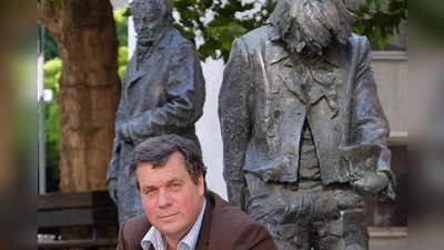 Eckart Böhmer, der Intendant der Festspiele, vor dem Kaspar-Hauser-Denkmal in der Platenstraße.  (Archivbild: Martin Stumpf)