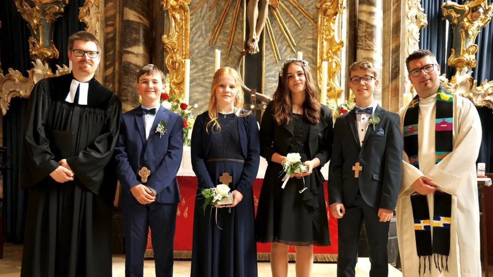 Pfarrer Frederik Heid feierte in Gollhofen mit vier Jugendlichen die Konfirmation. (Foto: Gudrun Trabert)