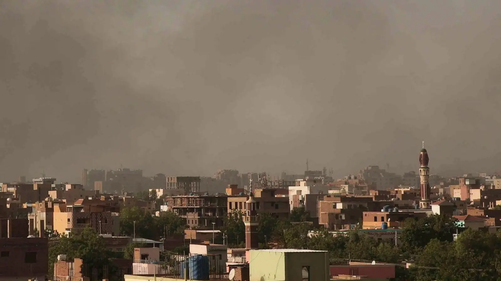 Im April 2023 steigt während der anhaltenden Kämpfe Rauch in Khartum auf. (Foto: Marwan Ali/AP/dpa)