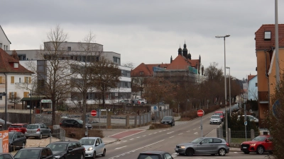 Das Landratsamt (mit Flachdach) und die Luitpoldschule (mit Türmchen) liegen zwar nicht weit voneinander entfernt im Westen von Ansbach, aber eine gemeinsame Heizungsanlage kommt trotzdem nicht zustande. (Foto: Thomas Schaller)