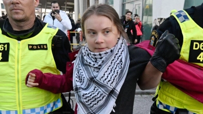Polizisten führten Klimaaktivistin Greta Thunberg vom Platz vor der Arena ab. (Foto: Johan Nilsson/TT News Agency/AP/dpa)