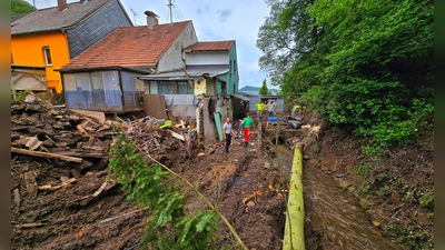 Aufräumarbeiten nach dem Hochwasser in Kirn-Sulzbach. (Foto: Sebastian Schmitt/dpa)