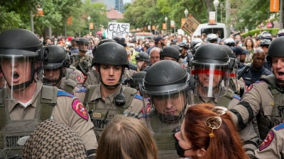 Texas State Troopers versuchen einen pro-palästinensischen Protest an der University of Texas aufzulösen. (Foto: Jay Janner/Austin American-Statesman/AP/dpa)