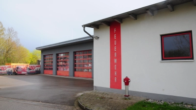 In der Fahrzeughalle der Feuerwehr Ornbau muss nur das Dach erneuert werden, der Sozialtrakt allerdings wird nun neu gebaut. (Foto: Jonas Volland)