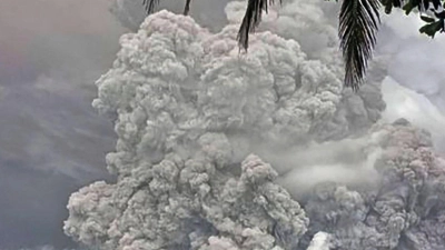 Der Vulkan Mount Ruang ist erneut ausgebrochen und hat Asche fast zwei Kilometer hoch in den Himmel geschleudert. (Foto: Uncredited/Vulcanology and Geological Disaster Mitigation Center (PVMBG) via AP/dpa)