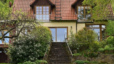 Für eine Person alleine deutlich zu groß: das Haus von Norbert Lippenmeier. (Foto: Uwe Zucchi/dpa-tmn/dpa)