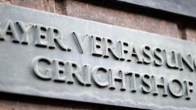 Der Schriftzug „Bayer. Verfassungsgerichtshof“ ist auf einem Schild am Bayerischen Verfassungsgerichtshof zu sehen. (Foto: Matthias Balk/dpa)