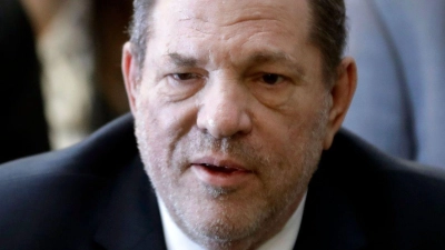 Harvey Weinstein soll unter anderem 2006 eine Frau zum Oralsex gezwungen und 2013 eine Frau vergewaltigt haben. (Foto: Mark Lennihan/AP/dpa)
