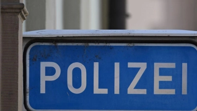 Ein Schild mit der Aufschrift Polizei vor einer Polizeiwache. (Foto: Bernd Weißbrod/dpa)