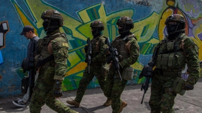 Eliteteams der ecuadorianischen Streitkräfte patrouillieren in konfliktträchtigen Teilen der Stadt Quito. (Foto: Juan Diego Montenegro/dpa)