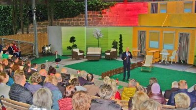Der Intendant des Landestheaters, Peter Cahn, begrüßte gestern Abend auf der Freilichtbühne in Dinkelsbühl die Zuschauer zur Premiere von „Skandal im Sperrbezirk“. (Foto: Markus Weinzierl)