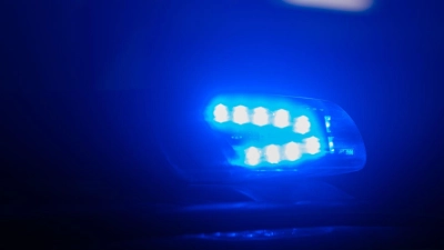 Blaulicht leuchtet auf dem Dach eines Polizeiautos. (Foto: Robert Michael/dpa/Symbolbild)