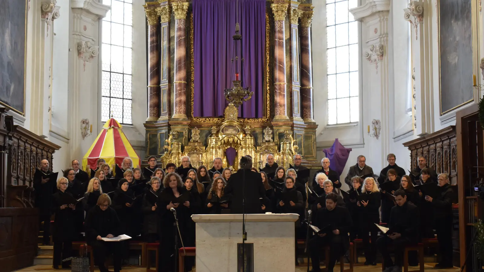 Der Chor, die hochkarätigen Solistinnen und Solisten, Orgelklänge, ein Sprecher und zwei überzeugende Schauspieler begeisterten die Besucher in der imposanten Kulisse der Stiftsbasilika. (Foto: Christina Özbek)