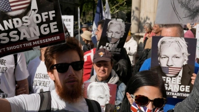Unterstützer von Julian Assange demonstrieren vor dem Londoner High Court. (Foto: Kin Cheung/AP/dpa)