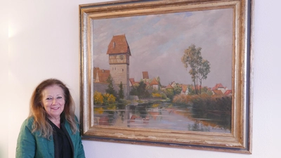 Sabine Knappmann, Enkelin des Malers, mit einem Gemälde von Georg Marschall, das den Bäuerlinsturm von Dinkelsbühl zeigt. (Foto: Roman Kocholl)