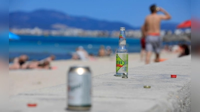 Leere Flaschen und Dosen am Strand auf Mallorca. (Foto: Clara Margais/dpa)
