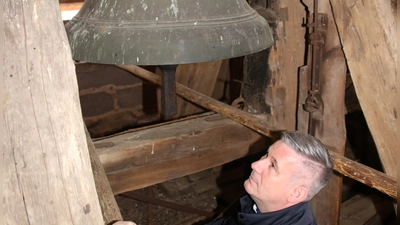 Sorgenvoll blickt Pfarrer Dieter Hinz in den Glockenstuhl der Kirche Mariä Himmelfahrt in Sondernohe. Derzeit schweigen die Glocken, weil ihr Geläut den Turm zu sehr in Schwingungen versetzt. (Foto: Alexander Biernoth)