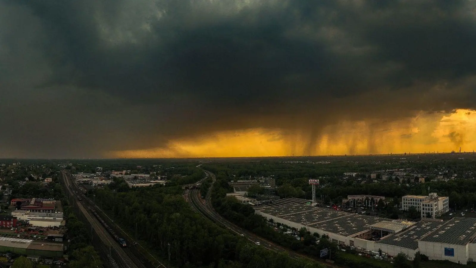 Über Duisburg hat sich der Himmel verdunkelt. (Foto: Christoph Reichwein/dpa)