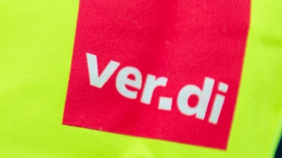 Ein Streikender trägt eine Warnweste mit dem Verdi-Logo (Symbolbild). (Foto: Christophe Gateau/dpa)