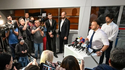 Innenminister Matus Sutaj Estok informiert auf einer Pressekonferenz. Das Attentat auf Fico hat nach Einschätzung der Regierung ein „klar politisches Motiv“. (Foto: Denes Erdos/AP/dpa)