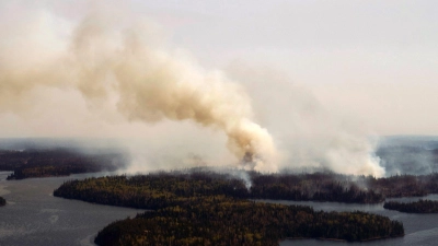 Ein Waldbrand im Norden Manitobas in der Nähe von Flin Flon. (Foto: David Lipnowski/The Canadian Press via AP/dpa)